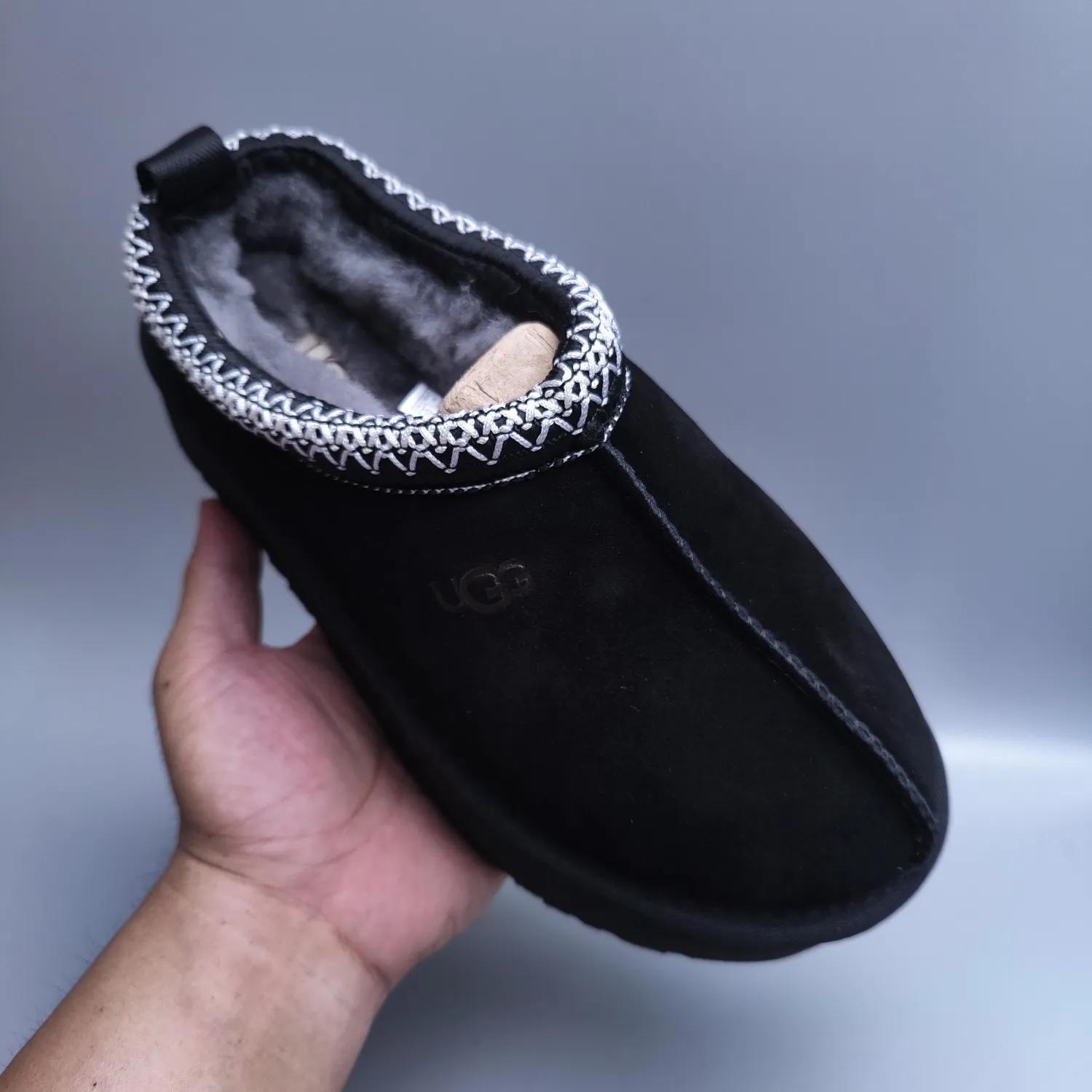 💰440 UGG sheepskin all-in-one snow boots 2553 co-branded national trend style thick-soled one-leg women’s snow boots🐾~ 🍭 A co-branded trendy item launched with well-known designer brands Feng Chen Wang and TELFAR. Zhou Dongyu & Wang Jiaer’s same style Fang Kete boots. The slip-on design makes it easy to put on and take off, and can be used indoors or outdoors. The exotic edging design is eye-catching, and it is definitely worth buying~ 🍭Material: cowhide➕sheep fur Outsole: rubber (light wing technology) 🍭Color: black, maroon, sand, dark green, light gray, chocolate, beige, walnut, brown, dark gray, red 🍭Number of codes: 35-42